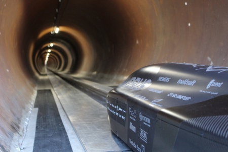 Auf der 1,2 Kilometer langen Teststrecke erreichte der WARR Hyperloop Pod mit 467 km/h einen neuen Rekord. Mit an Bord: 144 Halbleiter von Infineon. (Mit freundlicher Genehmigung TUM)